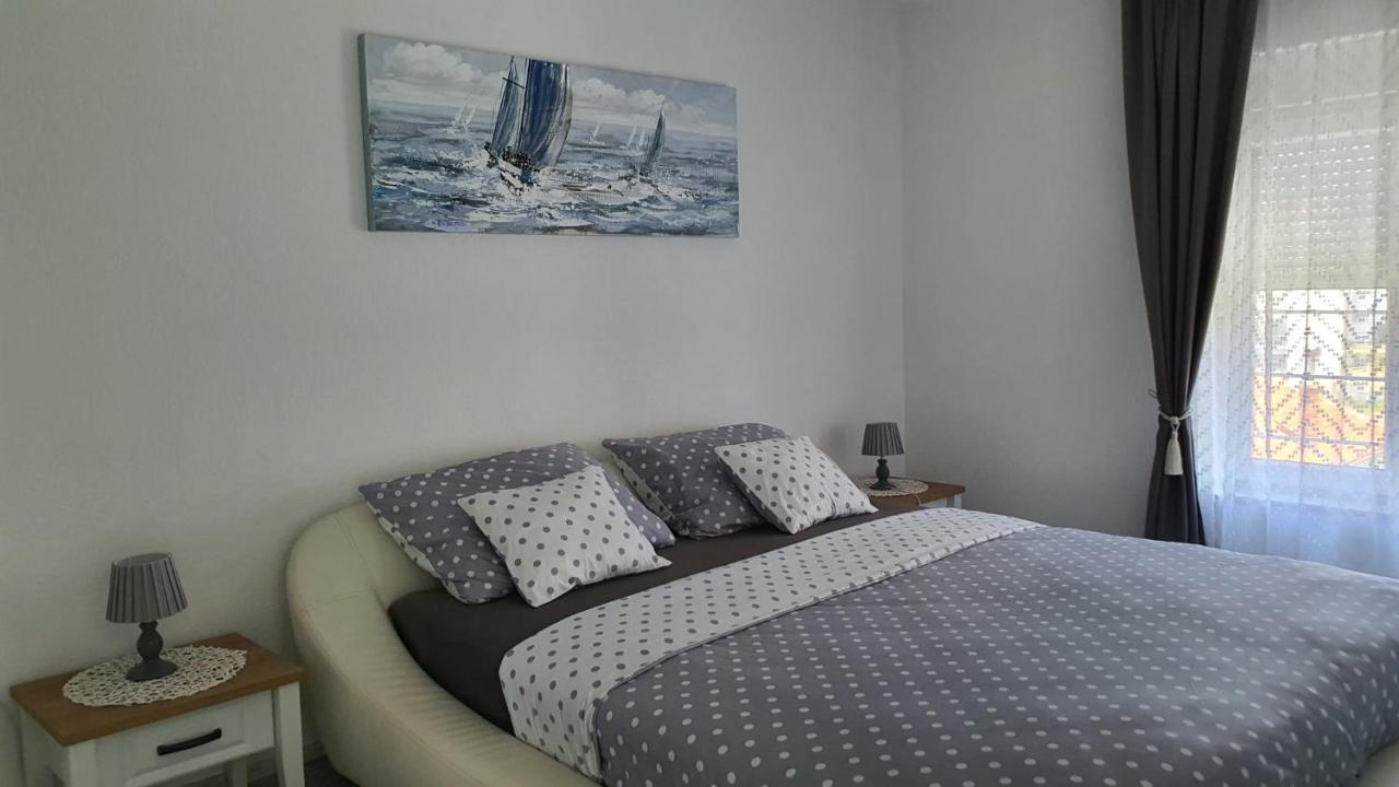 Apartman Kovacic - Книн Екстериор снимка
